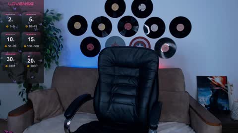 Snapshot of chloecristal chatting on February 8, 10:19 pm Ask me online show from February 8, 10:19 pm