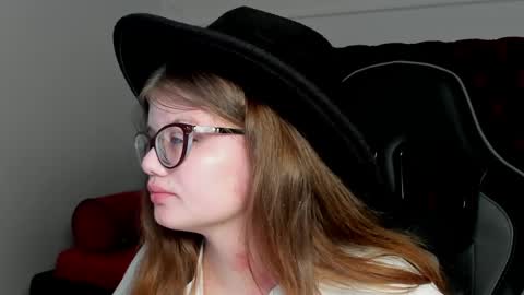 ChloeHalses online show from April 19, 5:01 pm