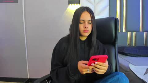 Snapshot of chloeharper_ chatting on April 22, 11:34 am Chloe Harper online show from April 22, 11:34 am