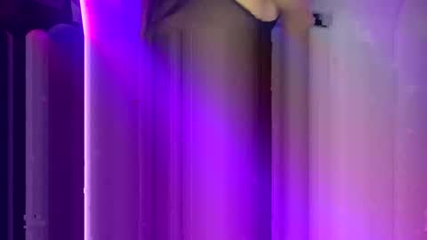 chloelopez_ online show from January 8, 1:00 am