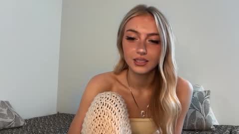 Snapshot of chloeros3e chatting on September 15, 8:20 pm chloeros3e online show from September 15, 8:20 pm