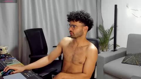Snapshot of chrisandrew_ chatting on February 25, 4:14 am Im Chirs IM MODEL INDEPENDT online show from February 25, 4:14 am