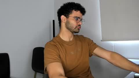 Im Chirs IM MODEL INDEPENDT online show from November 10, 3:33 pm