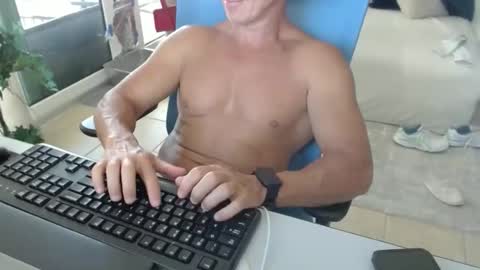 Snapshot of christiano1977 chatting on April 24, 6:32 pm Michael USA online show from April 24, 6:32 pm