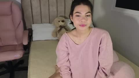 Snapshot of cielo_18d chatting on May 14, 5:14 am Mia online show from May 14, 5:14 am