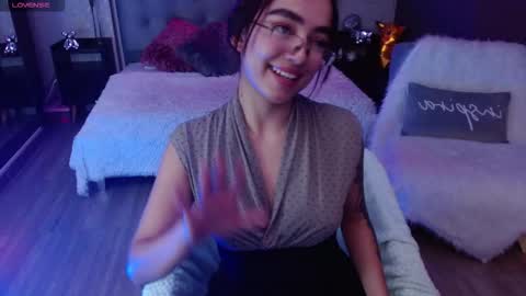 Snapshot of cinnamon_bite chatting on December 3, 2:59 pm cinnamon_bite online show from December 3, 2:59 pm