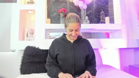 Snapshot of cinthya_mjs chatting on May 16, 12:15 pm Cinthya online show from May 16, 12:15 pm
