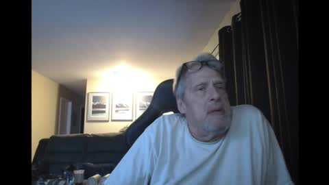 Snapshot of cjscout chatting on December 25, 1:10 am cjscout online show from December 25, 1:10 am