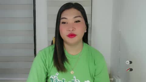 Snapshot of clairewntr_ chatting on February 19, 6:22 am CLAIRE online show from February 19, 6:22 am