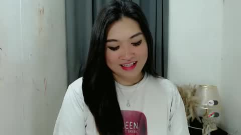 Snapshot of clairewntr_ chatting on October 20, 5:19 am CLAIRE online show from October 20, 5:19 am