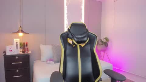 Snapshot of clara_lu chatting on February 7, 2:48 am C L A R A online show from February 7, 2:48 am