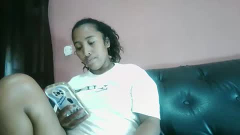 Snapshot of clarah0123 chatting on June 1, 11:01 am Clarah0123 online show from June 1, 11:01 am