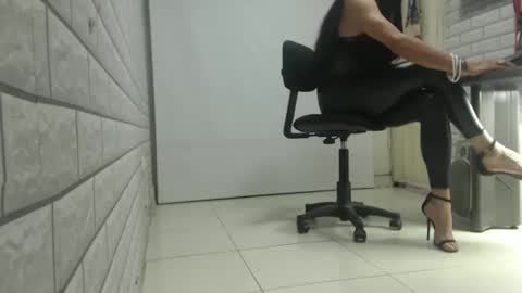 Snapshot of claudita_saens chatting on December 7, 4:25 pm claudita_saens online show from December 7, 4:25 pm