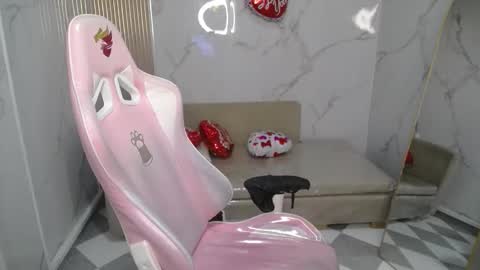 Clhoe online show from February 15, 12:25 pm