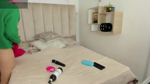 clhoe_johnson_ online show from September 9, 11:32 am