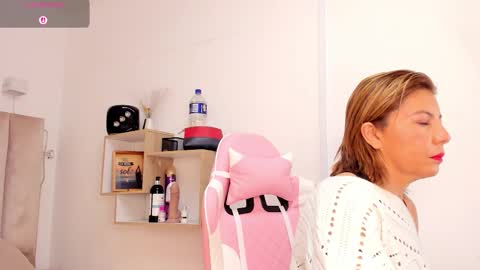 clhoe_johnson_ online show from October 6, 11:51 am