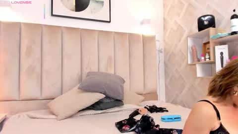 clhoe_johnson_ online show from November 25, 12:05 pm