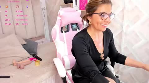 clhoe_johnson_ online show from December 4, 12:03 pm