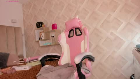 clhoe_johnson_ online show from March 30, 12:28 pm