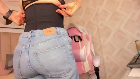 clhoe_johnson_ online show from April 16, 12:28 pm