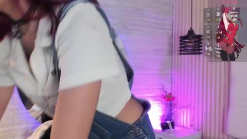 Snapshot of cloe__hills chatting on December 9, 6:25 pm Cloe online show from December 9, 6:25 pm