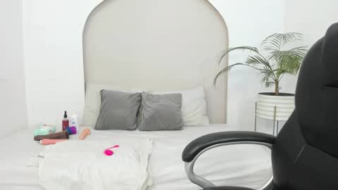 Cloe  online show from January 6, 4:00 pm