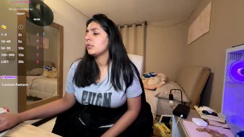 cloe small online show from November 26, 12:44 am