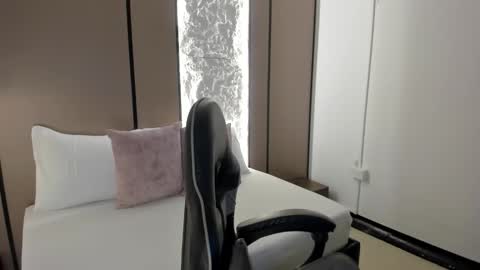 cloee20_ online show from December 20, 2:29 am