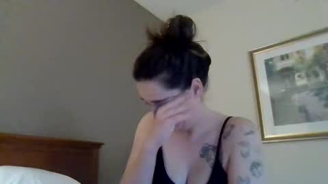 Snapshot of cloudyydayzz chatting on April 24, 6:27 am tallhungandcloudy online show from April 24, 6:27 am