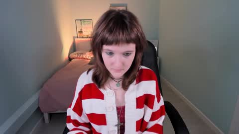 Snapshot of clover_red chatting on December 2, 2:19 pm Clover follow me online show from December 2, 2:19 pm