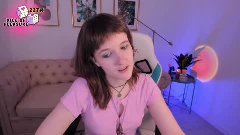 Snapshot of clover_red chatting on December 3, 5:12 pm Clover follow me online show from December 3, 5:12 pm