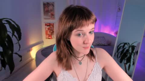 Snapshot of clover_red chatting on December 4, 7:56 pm Clover follow me online show from December 4, 7:56 pm