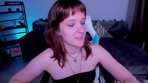 Snapshot of clover_red chatting on December 28, 3:15 pm Clover follow me online show from December 28, 3:15 pm