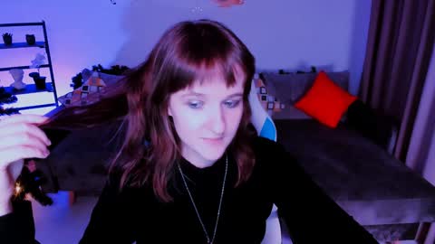 Snapshot of clover_red chatting on January 2, 9:07 pm Clover follow me online show from January 2, 9:07 pm