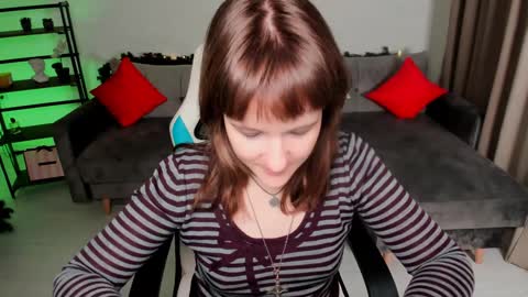 Snapshot of clover_red chatting on January 7, 3:12 pm Clover follow me online show from January 7, 3:12 pm