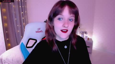 Snapshot of clover_red chatting on January 21, 6:12 pm Clover follow me online show from January 21, 6:12 pm