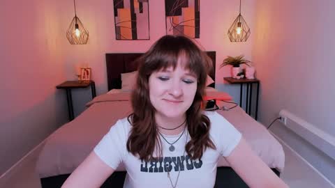 Snapshot of clover_red chatting on February 2, 1:52 pm Clover follow me online show from February 2, 1:52 pm