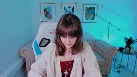 Snapshot of clover_red chatting on February 4, 2:21 pm Clover follow me online show from February 4, 2:21 pm