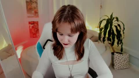 Snapshot of clover_red chatting on February 23, 2:04 pm Clover follow me online show from February 23, 2:04 pm