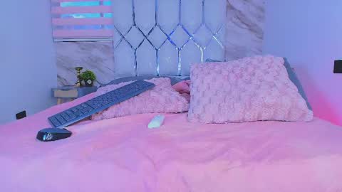 Snapshot of colett_hall chatting on May 31, 6:09 pm colett online show from May 31, 6:09 pm