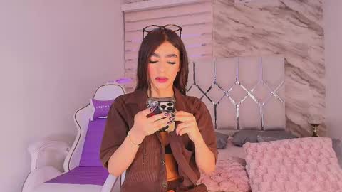 Snapshot of colett_hall chatting on June 2, 11:56 am colett online show from June 2, 11:56 am