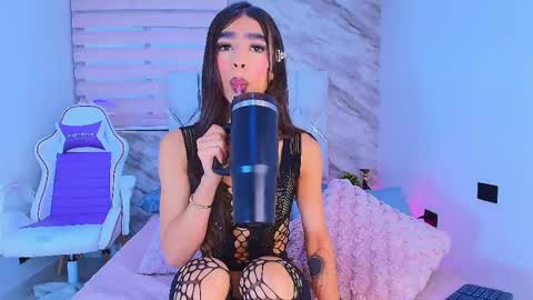 Snapshot of colett_hall chatting on June 7, 11:58 am colett online show from June 7, 11:58 am