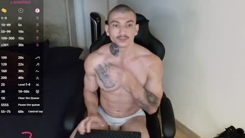 Snapshot of colombianmuscle8 chatting on February 15, 3:31 am colombianmuscle8 online show from February 15, 3:31 am