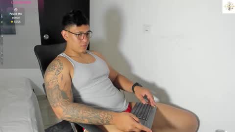 Snapshot of coltonmassif_ chatting on October 7, 3:47 am coltonmassif_ online show from October 7, 3:47 am