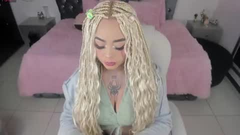 Snapshot of conny_curly chatting on June 25, 1:37 pm Conny online show from June 25, 1:37 pm