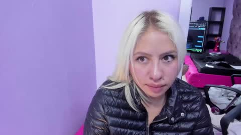 Snapshot of constansblonde chatting on December 9, 4:37 pm Constans online show from December 9, 4:37 pm