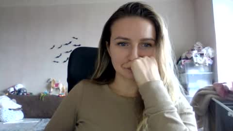 Snapshot of cora_fora chatting on November 19, 11:10 am cora_fora online show from November 19, 11:10 am