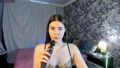Snapshot of coraline_kitty chatting on May 31, 5:04 am Coraline online show from May 31, 5:04 am
