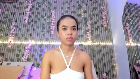 coralineross_ online show from October 28, 10:52 am