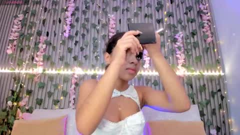 coralineross_ online show from October 29, 10:50 am